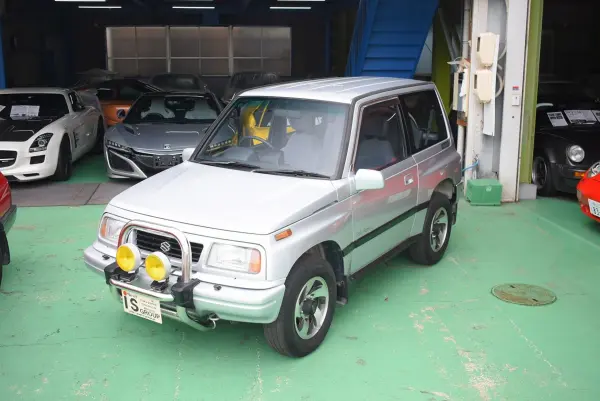 Suzuki Escudo 1.6 Hardtop Helly Hansen Limited 4WD Hardtop Rear Tire Special Edition (Matury Silver M)