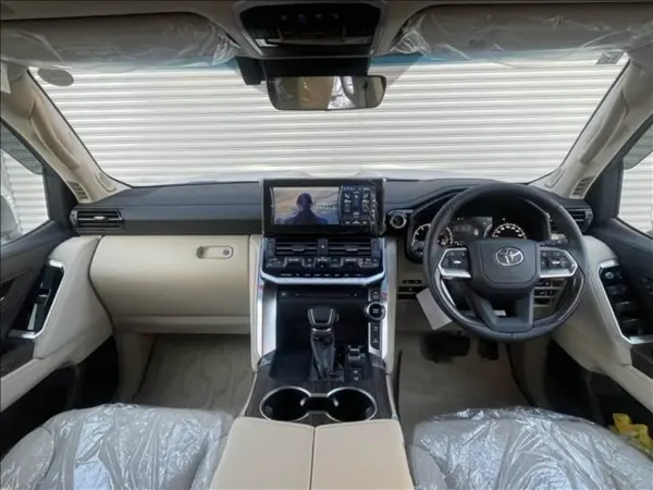 2023 Toyota Landrcuiser 300 — photo 3