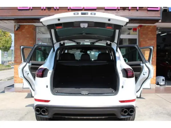 2017 Porsche Cayenne — photo 9 | Tuminion Kenya