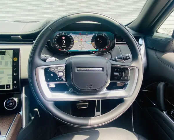 Land Rover Range Rover Autobiography 3.0L D300 Standard Wheelbase Diesel Turbo 4WD Black Contrast Roof Power Tailgate — photo 9