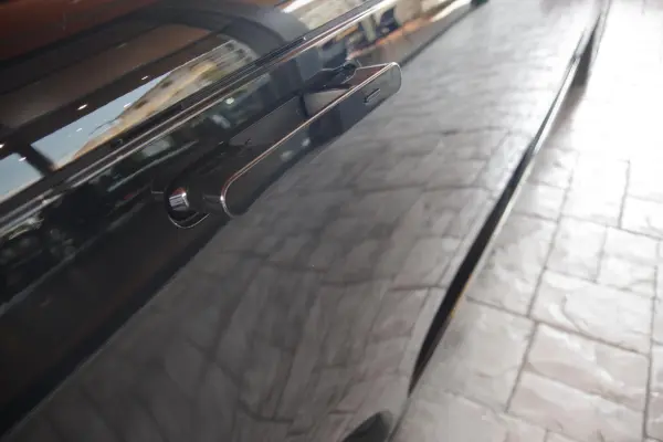 Land Rover Range Rover HSE 4.4L P530 Long Wheelbase 4WD 11.4-inch Rear Seat Entertainment (Santorini Black Metallic) — photo 8