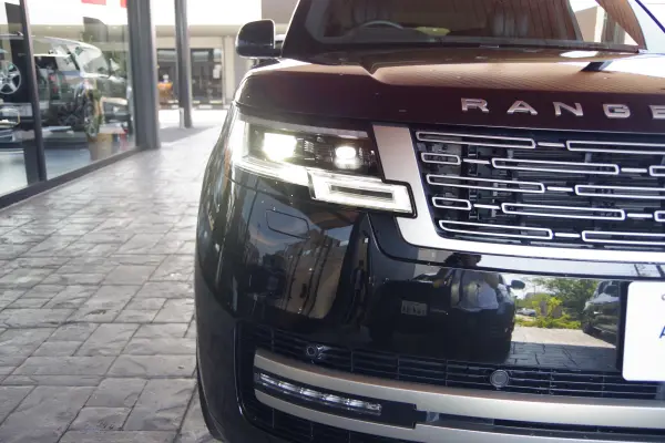 Land Rover Range Rover HSE 4.4L P530 Long Wheelbase 4WD 11.4-inch Rear Seat Entertainment (Santorini Black Metallic) — photo 9