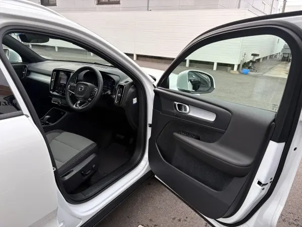 Volvo XC40 Plus B3 — photo 8