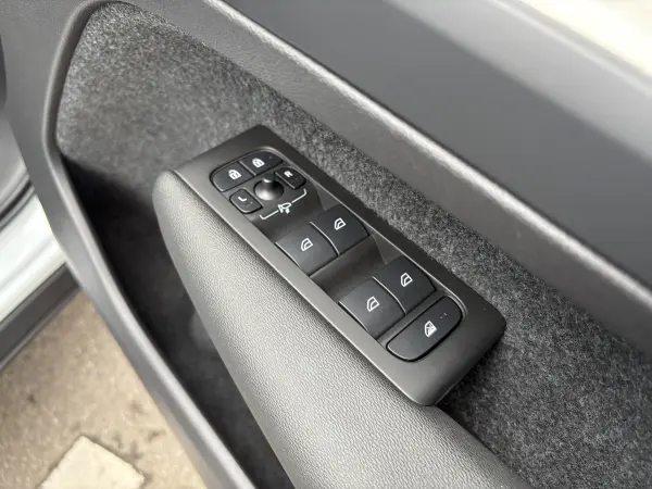 Volvo XC40 Plus B3 — photo 9