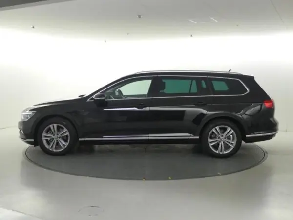2023 Volkswagen Passat — photo 2