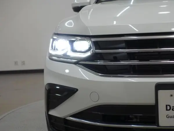 Volkswagen Tiguan TSI Elegance Certified Used Car with Navigation (White) — photo 7