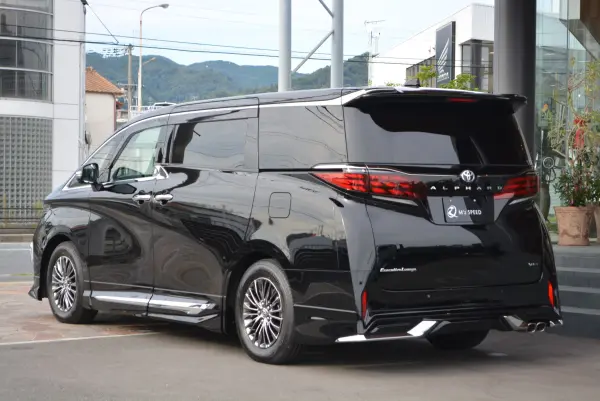 2025 Toyota Alphard — photo 3