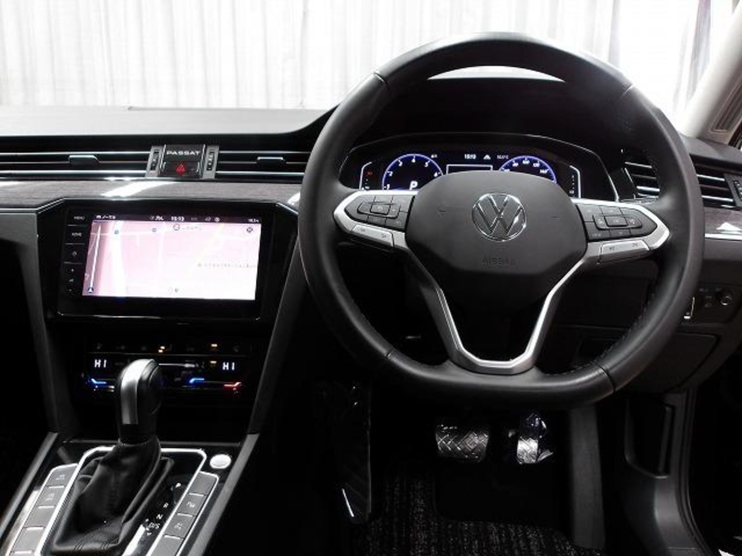 2022 Volkswagen Passat — photo 2