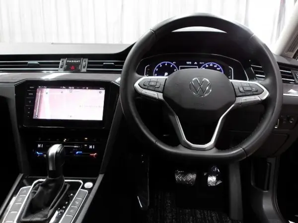 2022 Volkswagen Passat — photo 2