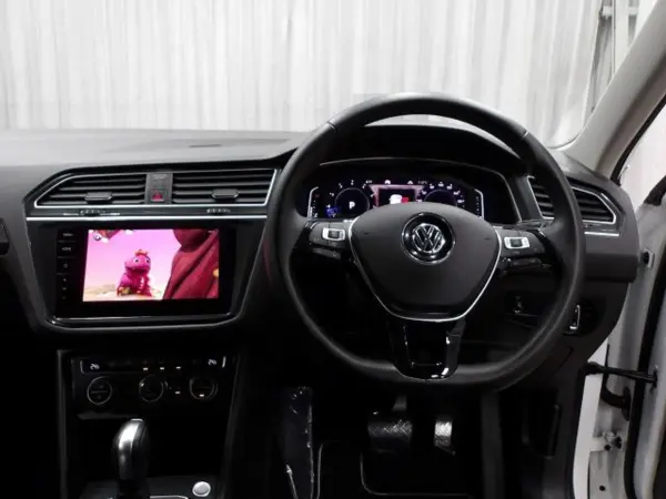 2020 Volkswagen Tiguan — photo 2