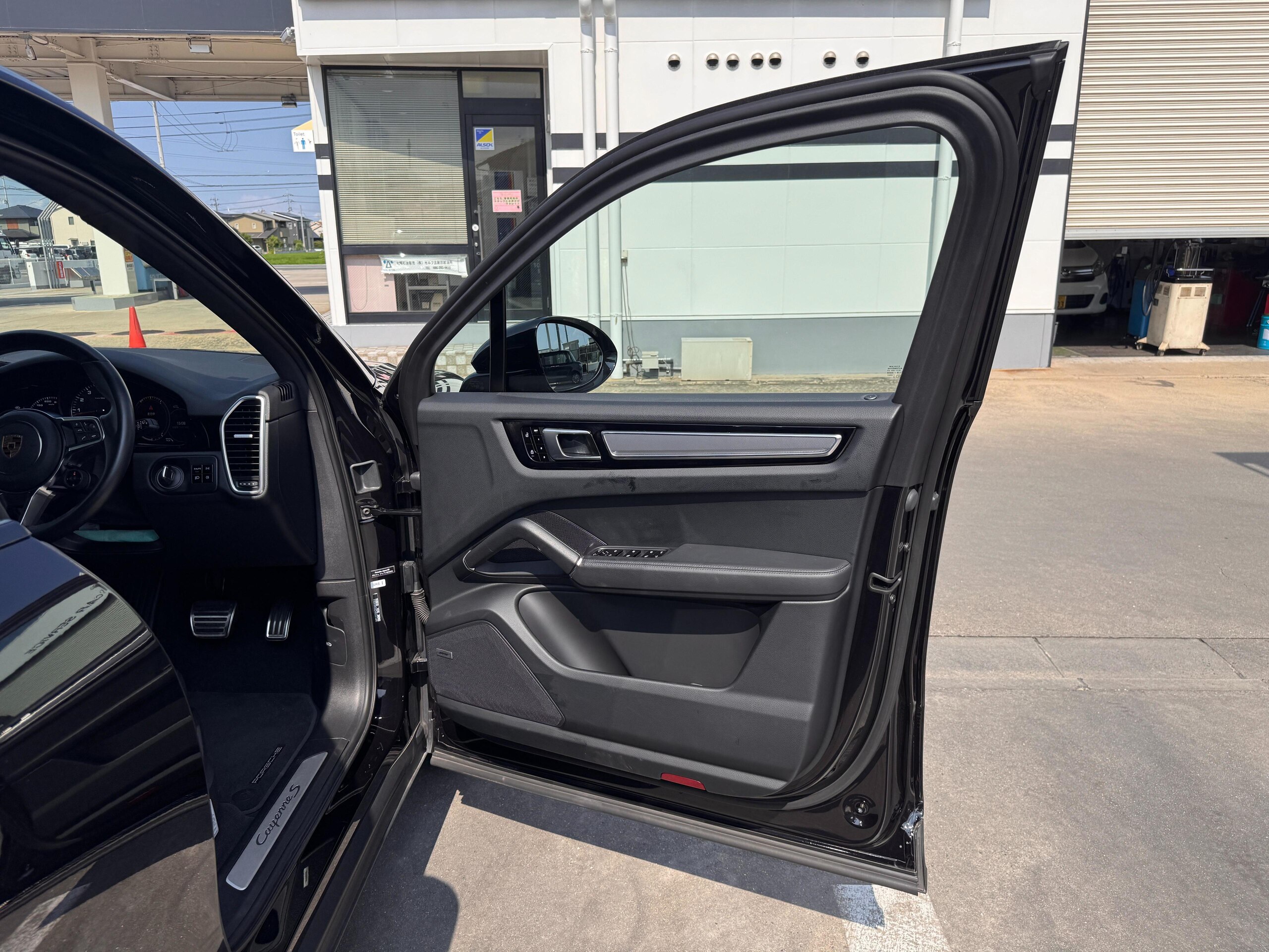 Porsche Cayenne S Tiptronic S 4WD with Factory Navigation, Full-Seg TV (Viewable While Driving), BOSS Surround Sound, Extra Package, Adaptive Air Suspension, Power Steering Plus, 21-inch RS Spider Alloy Wheels, Sport Chrono Package (Jet Black Metallic) — photo 9