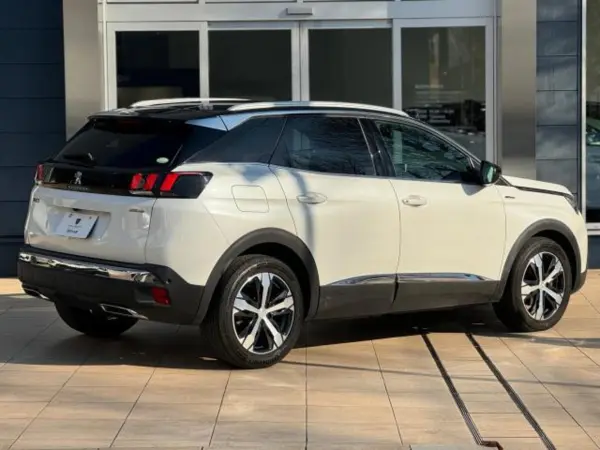 2020 Peugeot 3008 — photo 2