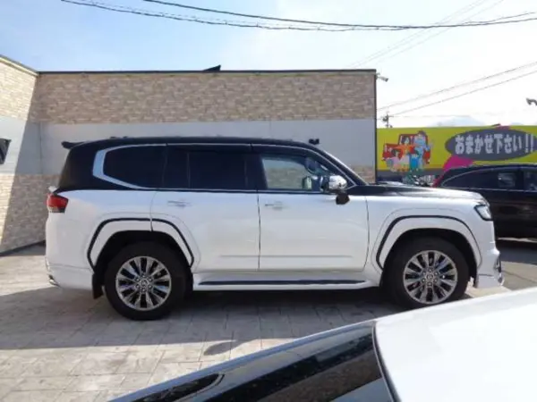 2023 Toyota Landrcuiser 300 — photo 3