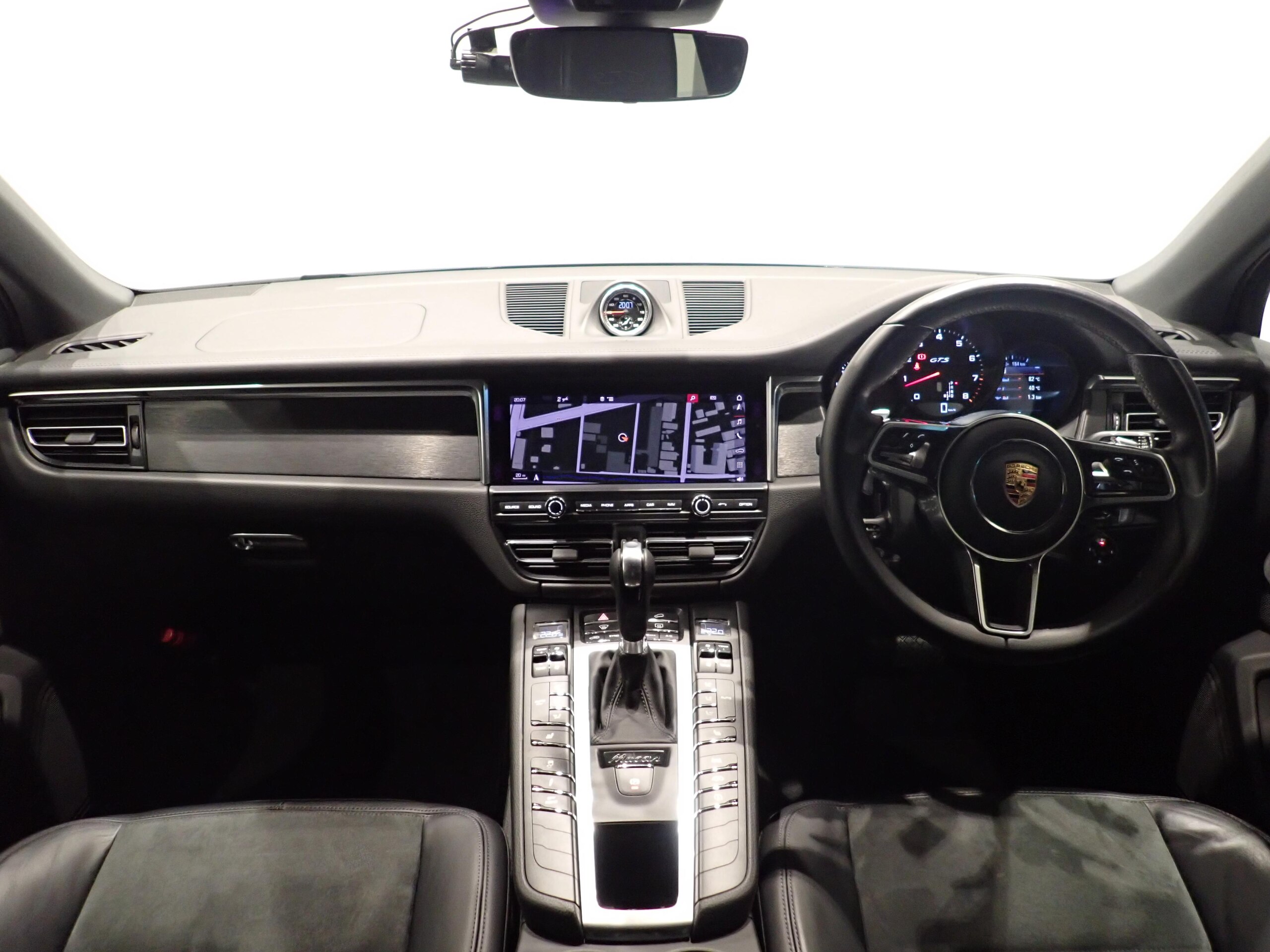 2021 Porsche Macan — photo 2