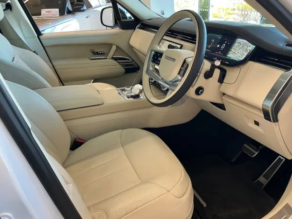 Land Rover Range Rover SV 4.4L P530 Standard Wheelbase 4WD Electric Side Steps Rear Executive Seats Meridian Signature Sound System Noise Canceller Perrino Leather Interior Rear View Mirror Panoramic Roof (Ostuni Pearl White Metallic) — photo 9