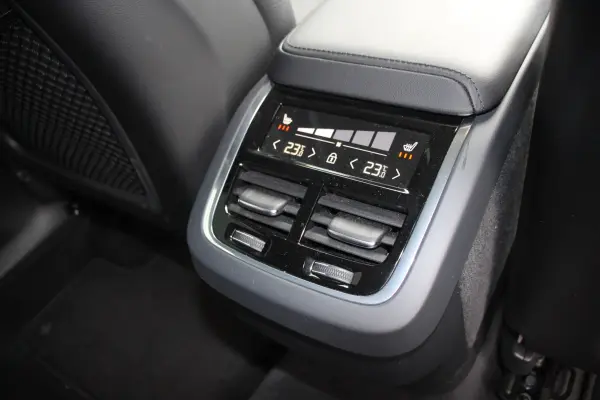 Volvo XC60 Plus B5 with Surround View Camera, Google Built-in, MT Mode (Vapor Grey Metallic) — photo 8