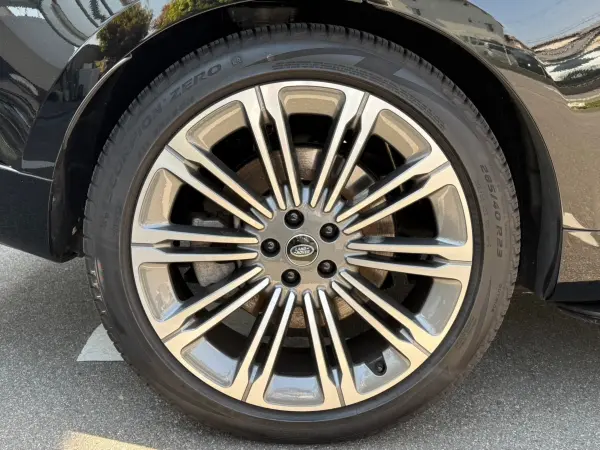 Land Rover Range Rover HSE 4.4L P530 Long Wheelbase 4WD Sliding Panoramic Roof (Santorini Black Metallic) — photo 7