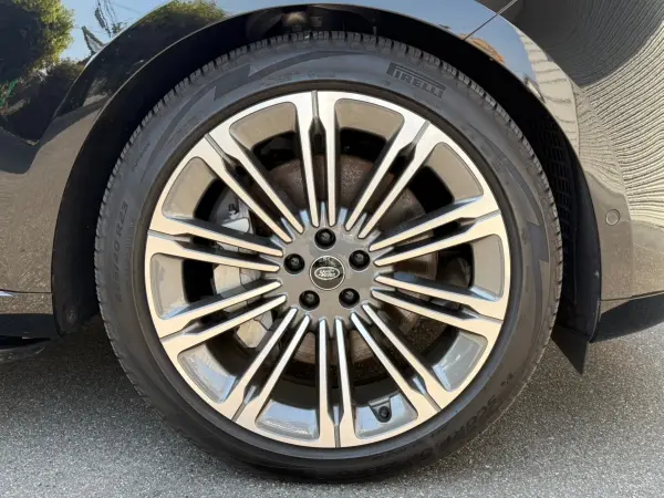 Land Rover Range Rover HSE 4.4L P530 Long Wheelbase 4WD Sliding Panoramic Roof (Santorini Black Metallic) — photo 8