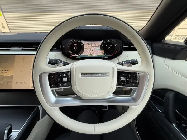 Land Rover Range Rover HSE 4.4L P530 Long Wheelbase 4WD Sliding Panoramic Roof (Santorini Black Metallic) — photo 9