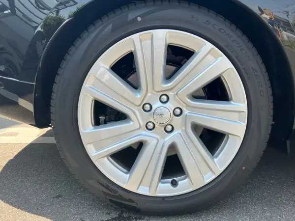 Land Rover Range Rover HSE P530 Long Rear Entertainment System (Santorini Black Metallic) — photo 8