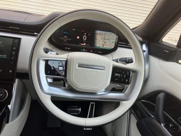 Land Rover Range Rover HSE P530 Long Rear Entertainment System (Santorini Black Metallic) — photo 9