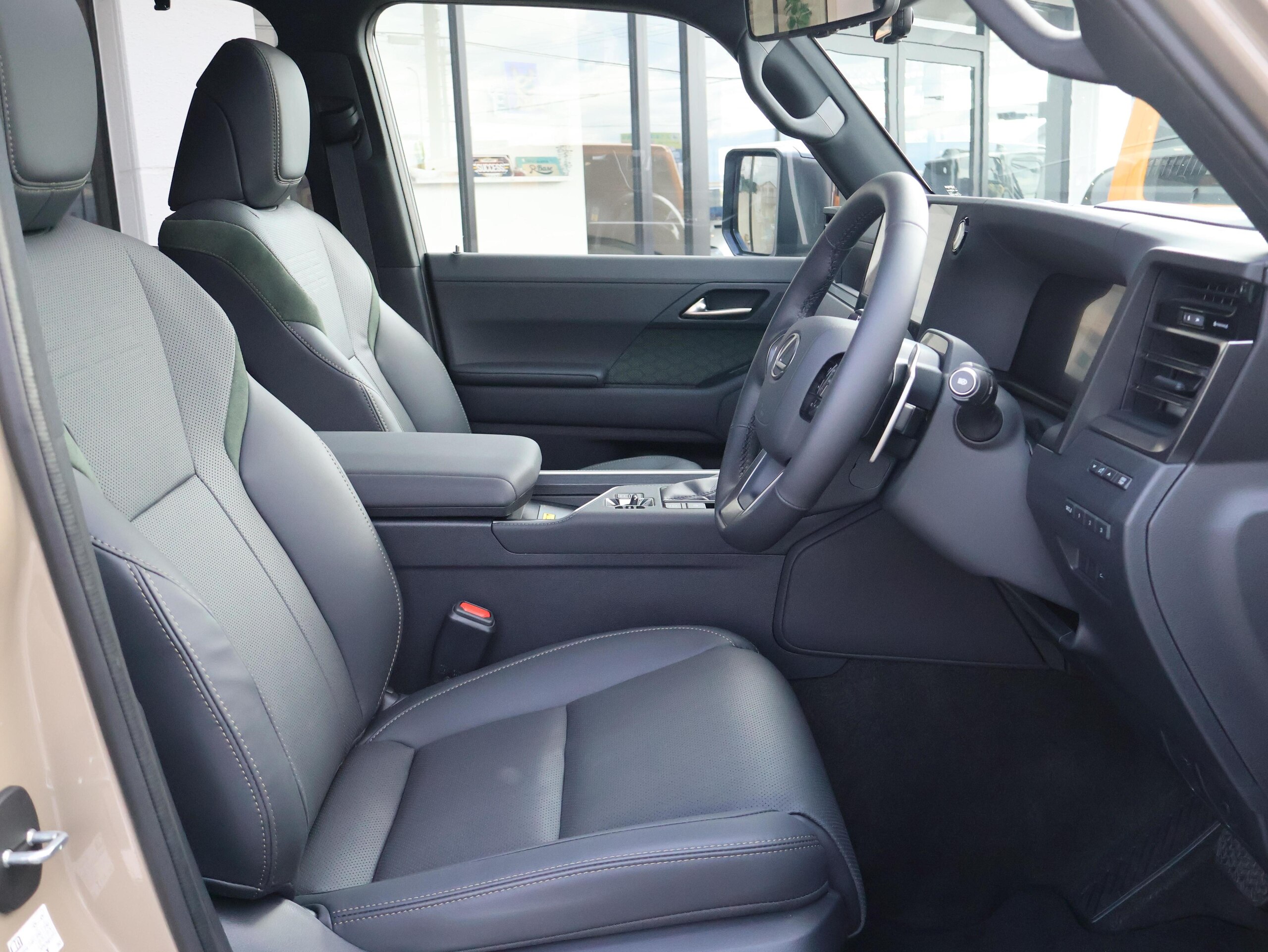 Lexus GX550 OverTrail Plus 4WD One Owner MacPherson Moonroof (Beige) — photo 9