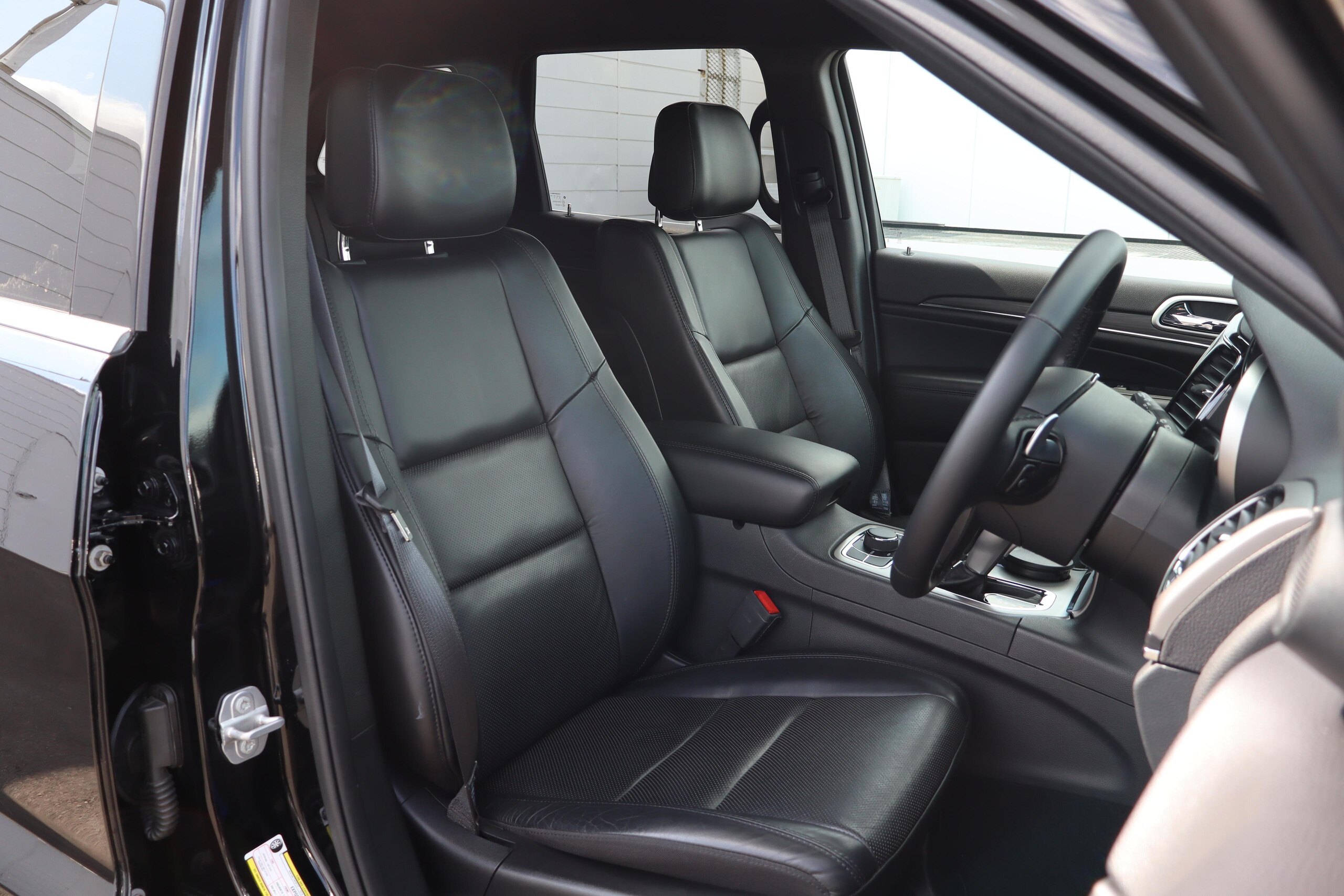 Jeep Grand Cherokee Limited (without Air Suspension) 4WD One Owner/Black Leather/Seat Ventilation/Factory Navigation/Backup Camera/ETC/Full-Seg TV/Radar Cruise Control/Xenon Lights/Black Leather Seats/Seat Heaters/Xenon Lights (Diamond Black) — photo 7