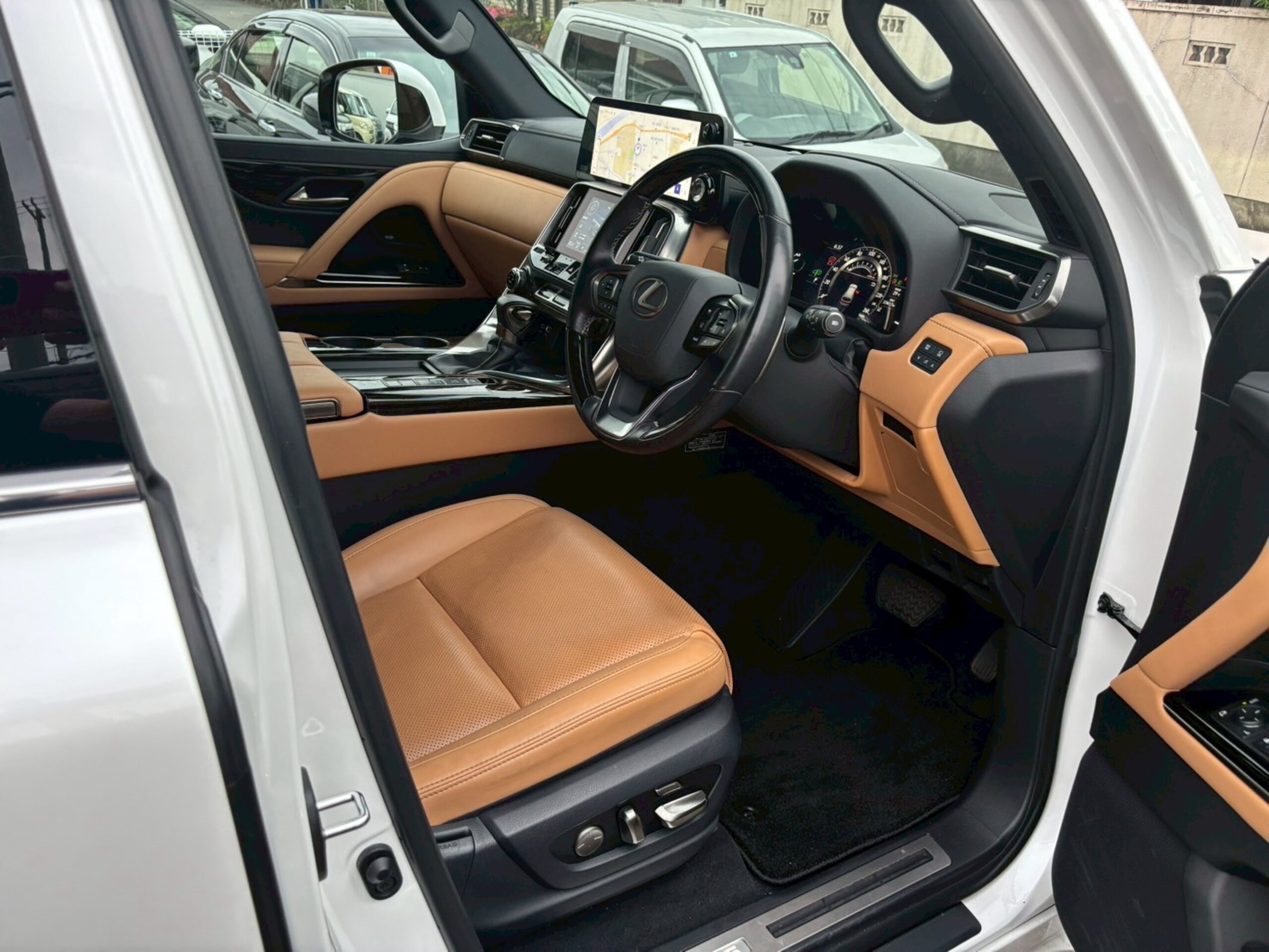 Lexus LX600 4WD Rear Entertainment/Mark Levinson/Cool Box/SR/Brown Leather (Pearl) — photo 8