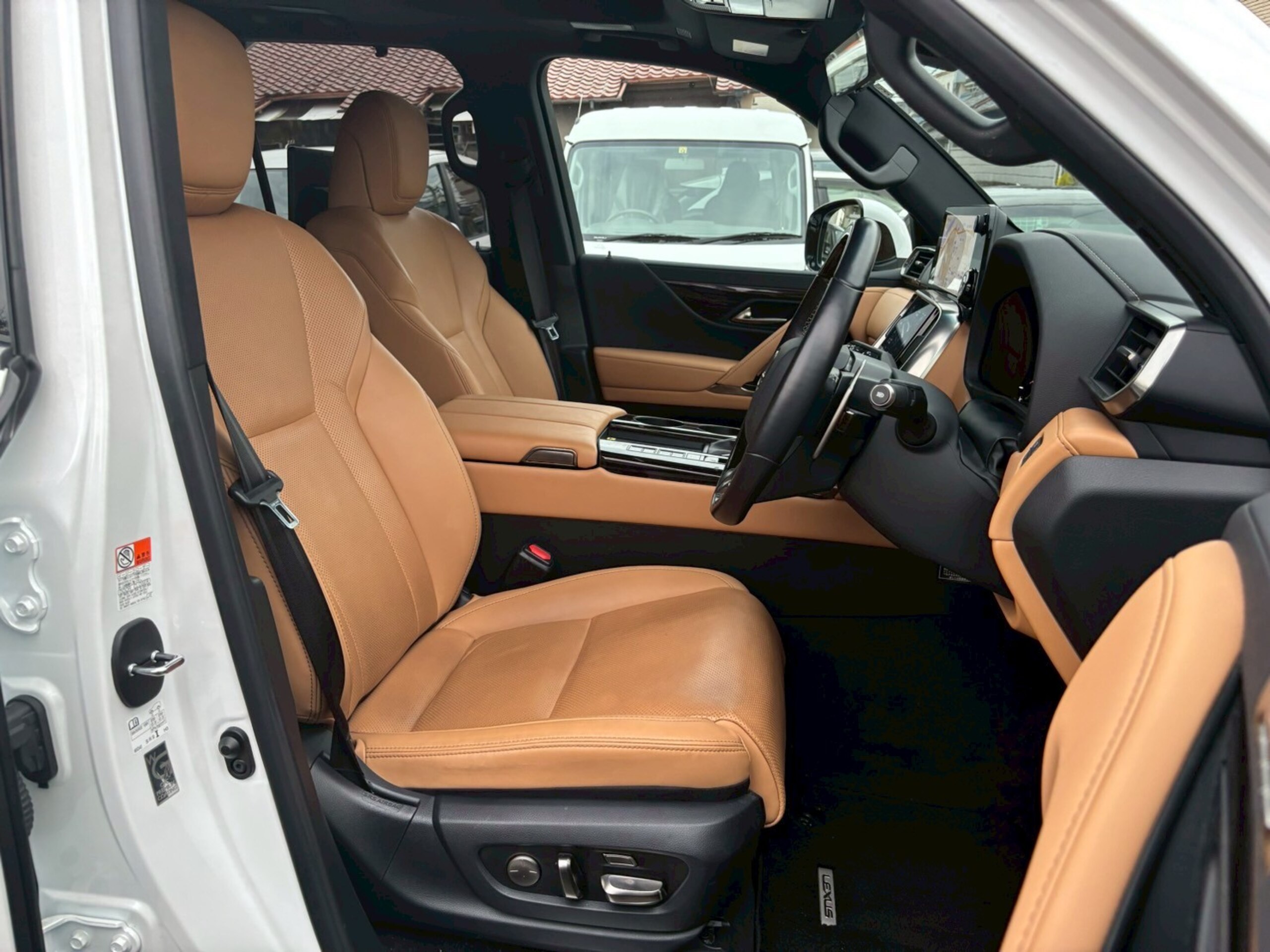 Lexus LX600 4WD Rear Entertainment/Mark Levinson/Cool Box/SR/Brown Leather (Pearl) — photo 9