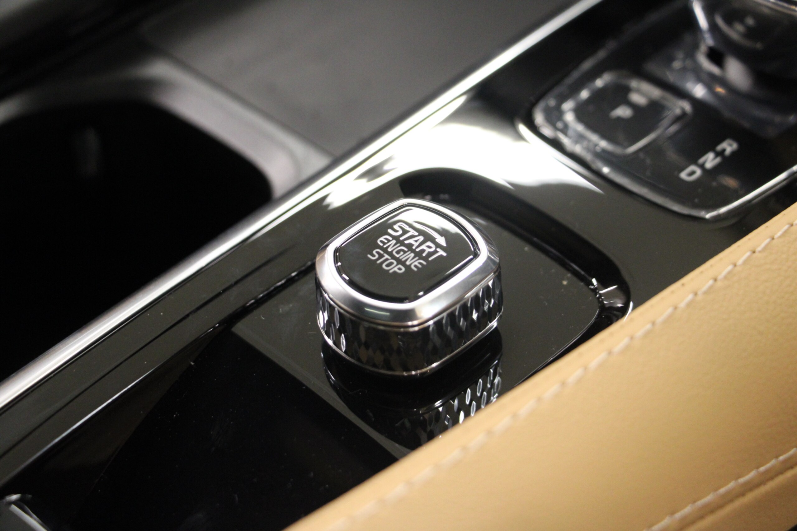 Volvo XC90 Ultimate B5 AWD 4WD Non-Smoking / Sunroof / Amber Leather Seats / Harman Kardon / ACC / Collision Mitigation / Apple CarPlay / Android Auto / Front & Side & Rear & 360-Degree Cameras / Heated & Cooled Seats / Power Seats / LED Headlights / Power Tailgate / Bluetooth Audio / Heated Steering Wheel (Crystal White Premium Metallic) — photo 9