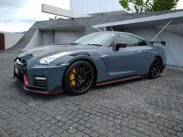 2022 Nissan Gt-r — photo 2