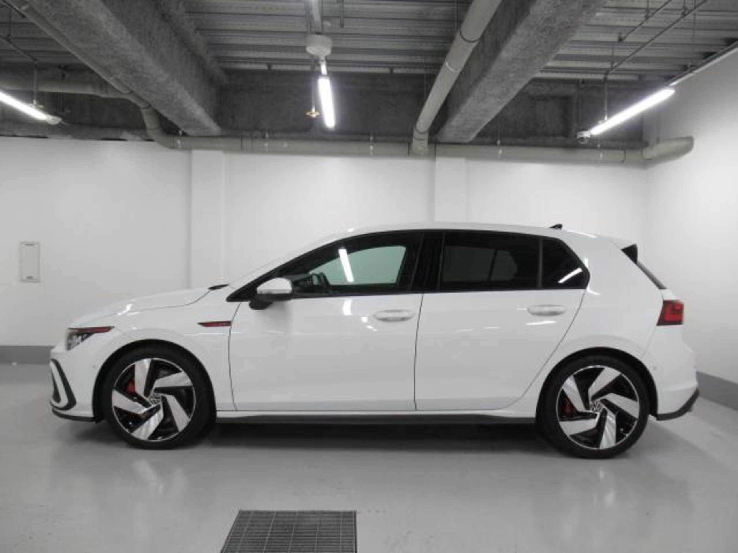 2022 Volkswagen Golf — photo 2