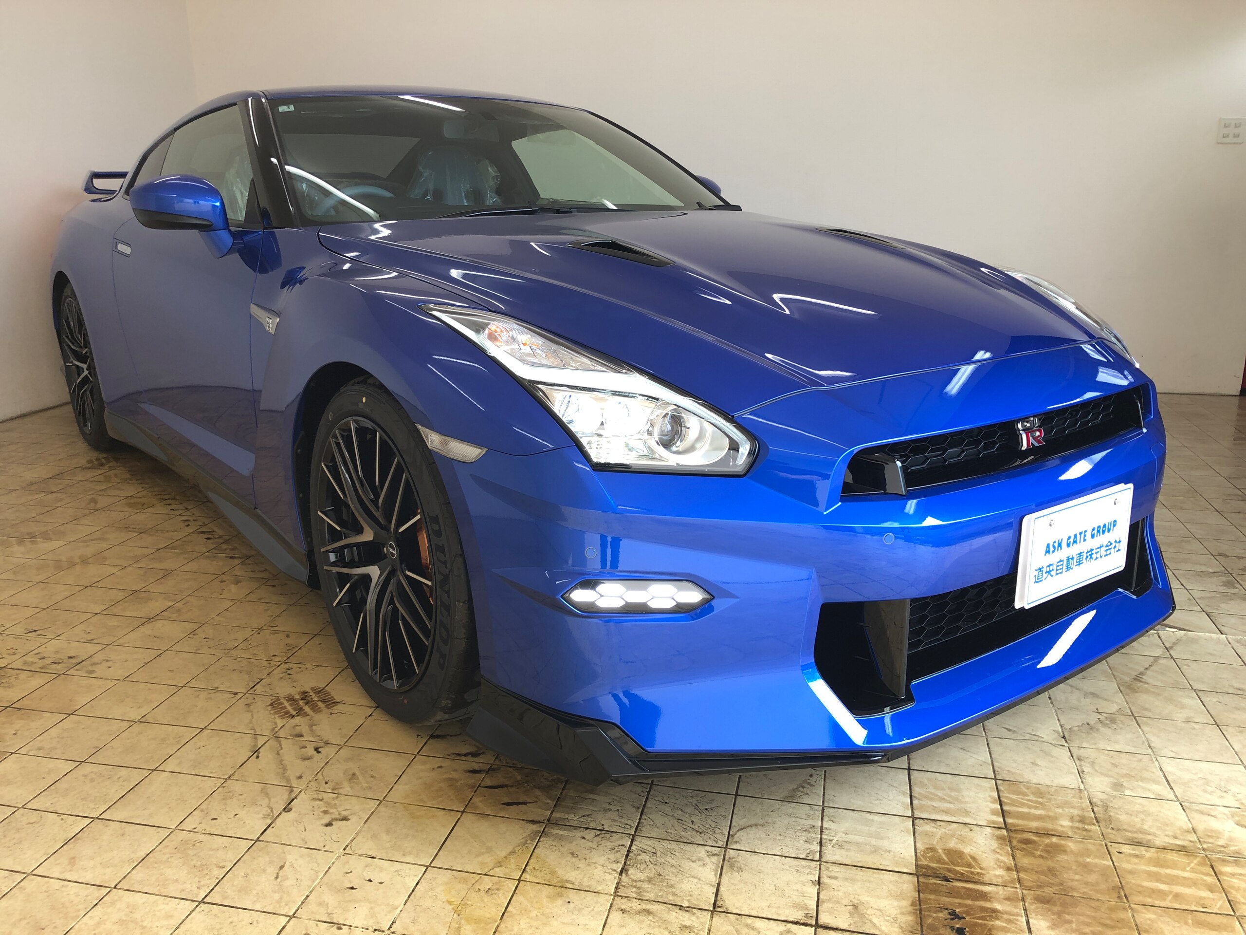 2025 Nissan Gt-r — photo 3