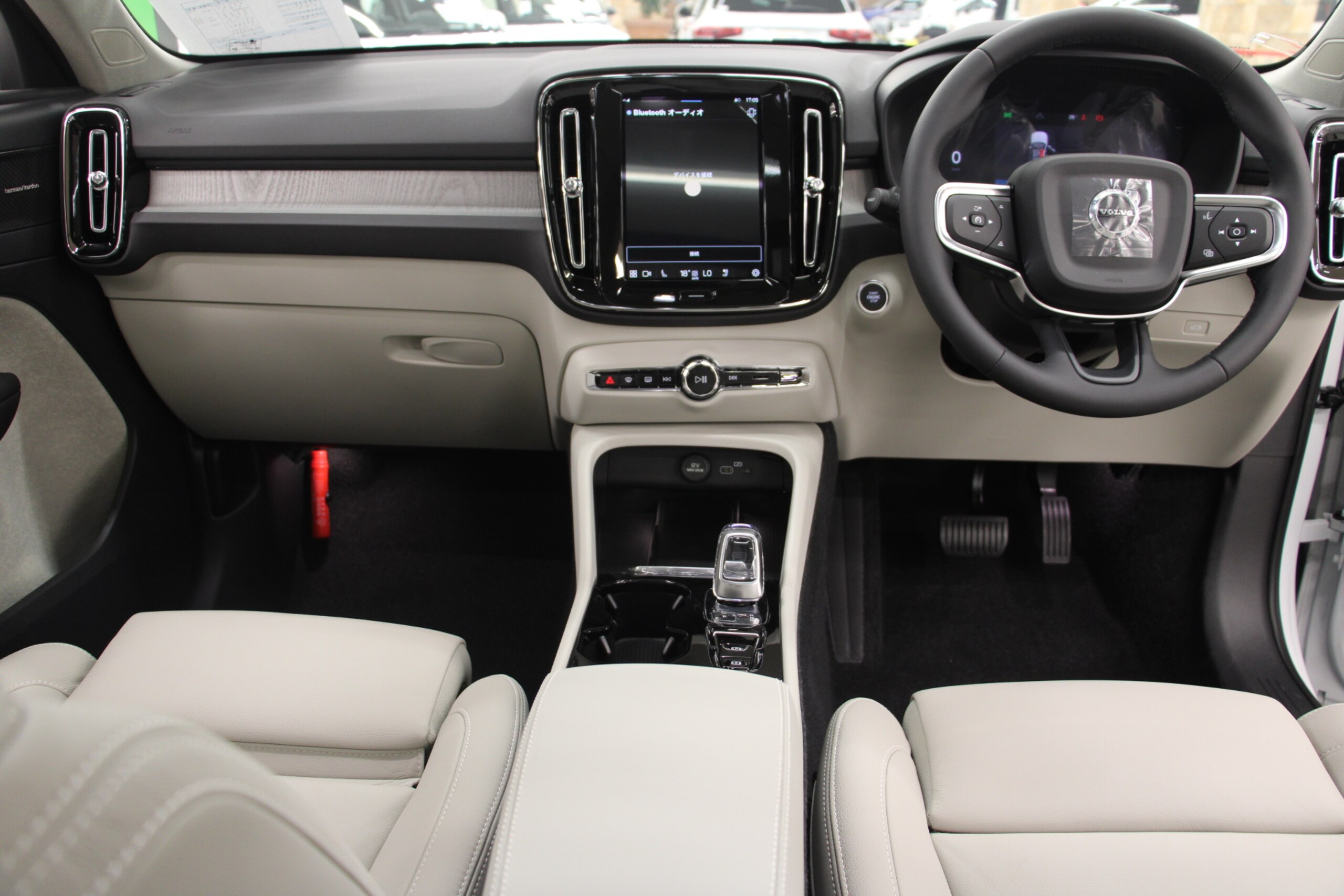 2024 Volvo Xc40 — photo 2