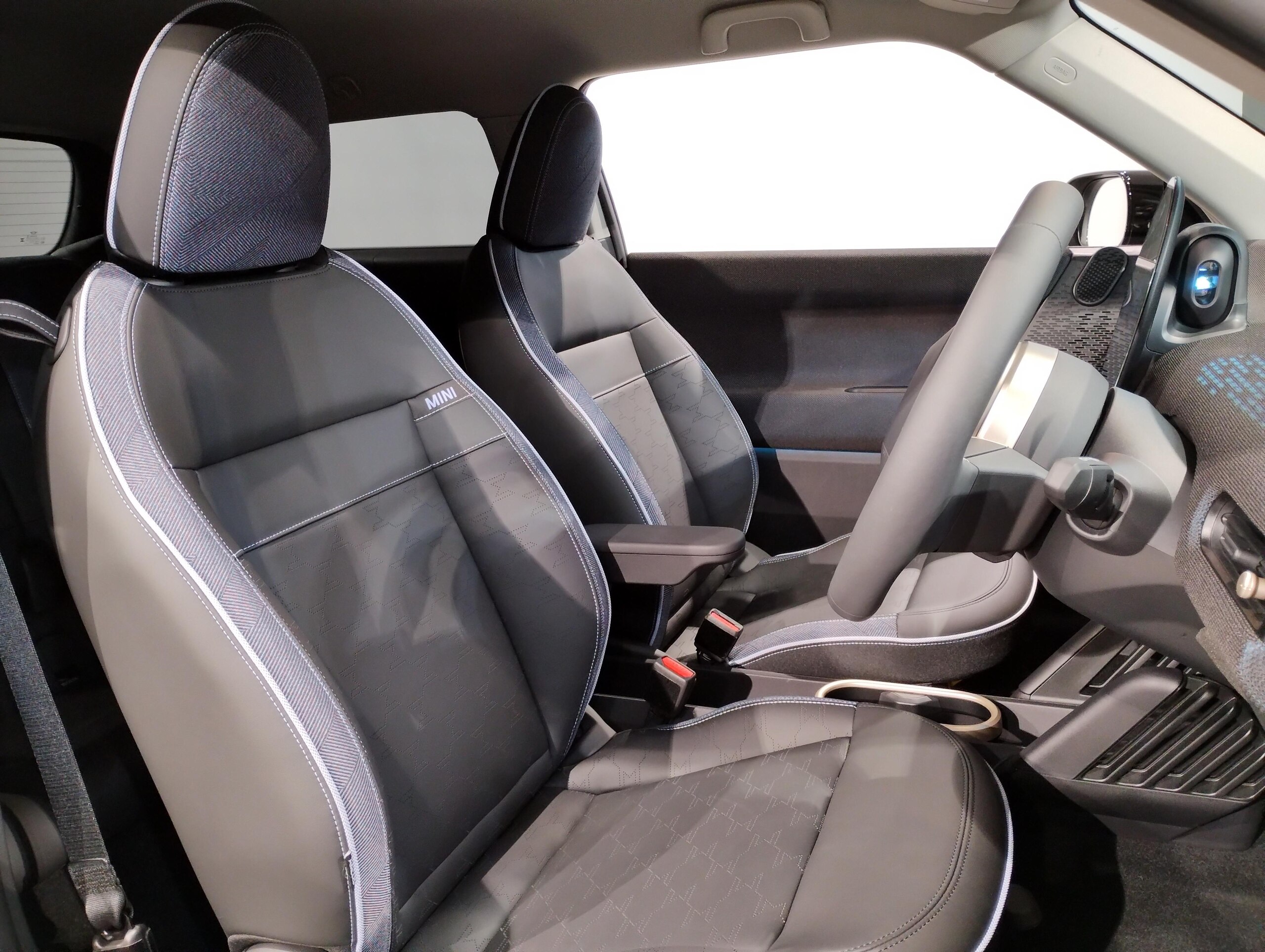 Mini Cooper SE 3-Door — photo 9