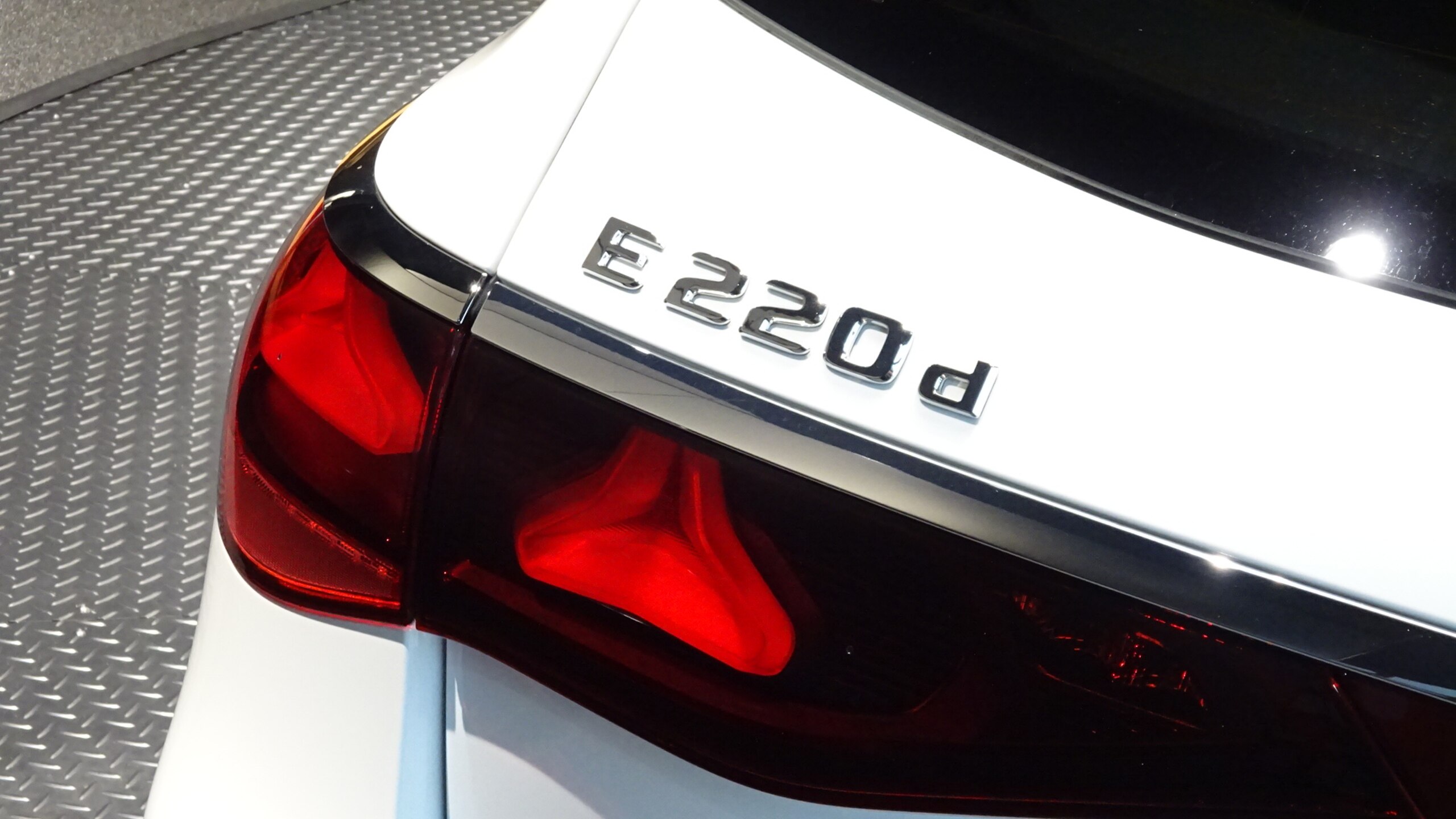 Mercedes-Benz E-Class Wagon E220 d Avantgarde AMG Line Package (ISG) Diesel Turbo MP202401 Advanced Package / Digital Interior Package / Leather Exclusive Package / Ex-Employee Lease Vehicle — photo 7