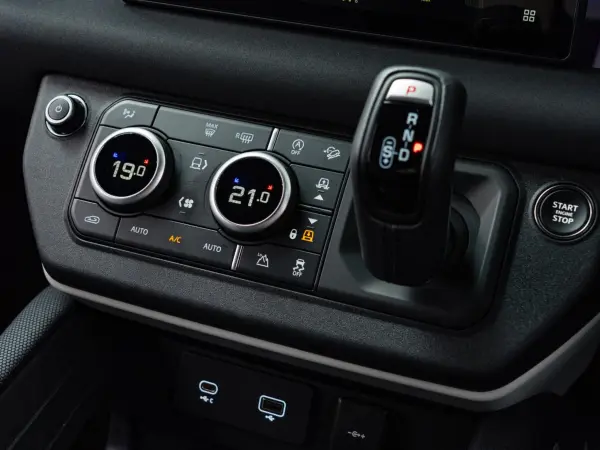 2023 Landrover Defender — photo 2