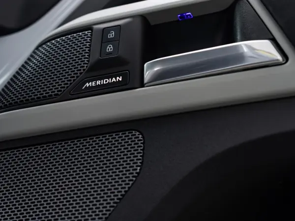 2023 Landrover Defender — photo 3