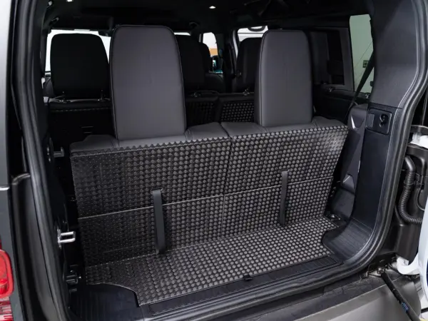 Land Rover Defender 110 X Dynamic SE 3.0L D300 Diesel Turbo 4WD Certified Used Car 3-Row Seat Collision Mitigation Genuine 19-inch AW Air Suspension MERIDIAN Memory Power Seat Apple CarPlay Android Auto (Euron White (Metallic)) — photo 7