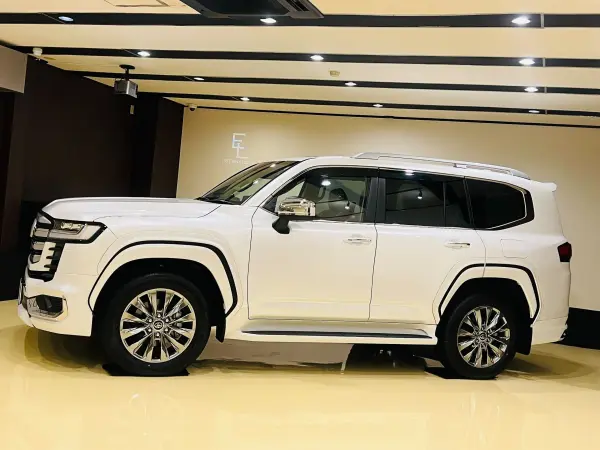 2025 Toyota Landrcuiser 300 — photo 2