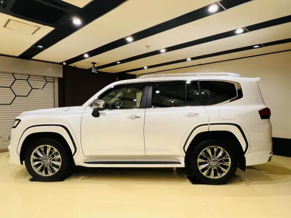 2025 Toyota Landrcuiser 300 — photo 3