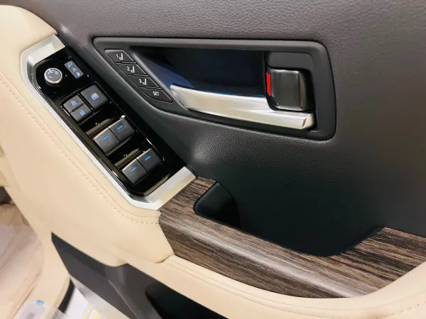 Toyota Land Cruiser 300 3.5 ZX 4WD 2025 My Change Model Registered Unused Vehicle July Reiwa 7 Registration Rear Entertainment Modellista Full Aero Cool Box Roof Rail Beige Interior Precious White Pearl Diff Lock — photo 8