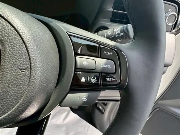 Honda Vezel 1.5 e:HEV Z Unregistered New Car HondaSensing Back Camera Cruise Control Power Tailgate LED Headlights Half Leather Seats Smart Key Push Start Power Folding Mirrors Power Windows (Platinum White Pearl) — photo 8