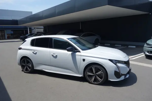 2025 Peugeot 308 — photo 2
