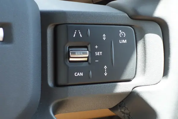 Land Rover Defender 90 X-Dynamic HSE 3.0L D350 Diesel Turbo 4WD Sunroof Drive Recorder Meridian ETC ACC (Silicon Silver Premium Metallic) — photo 8
