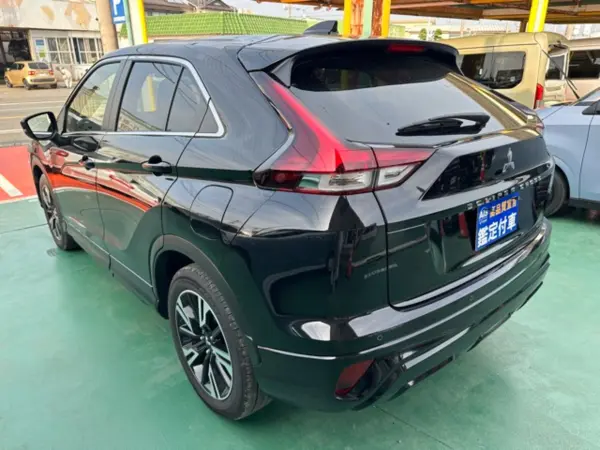 2023 Mitsubishi Eclipse Cross — photo 3