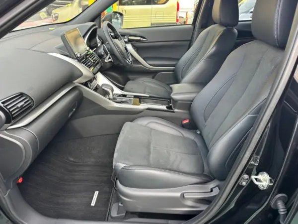 Mitsubishi Eclipse Cross 1.5 P with Factory Navigation, Smart Key, LED Headlights (Black Mica) — photo 7