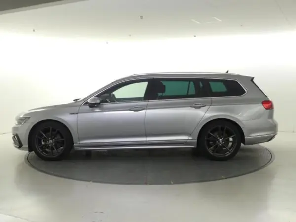 2021 Volkswagen Passat — photo 2