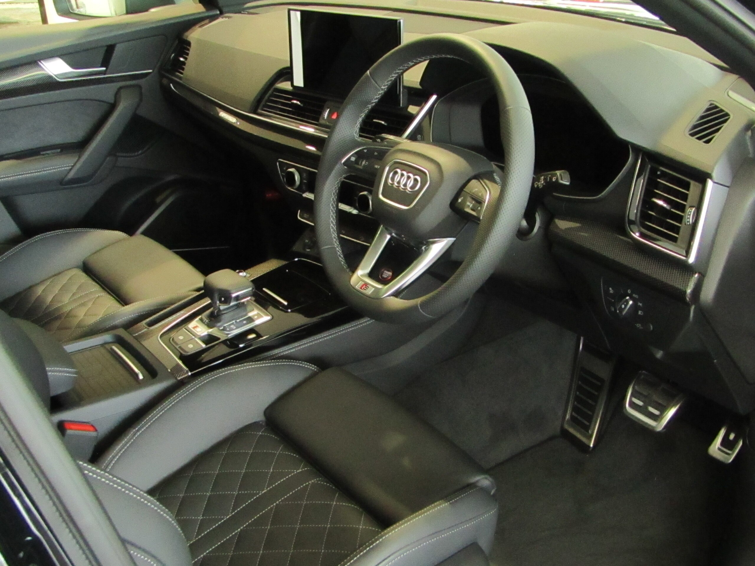 Audi SQ5 3.0 4WD Leather Package, Black Metallic, R21 Wheels, Sunroof, Air Suspension, Black Styling, Privacy Glass, Red Calipers, Comfort Package, Heated Steering Wheel, Nappa Leather Diamond Stitch — photo 7