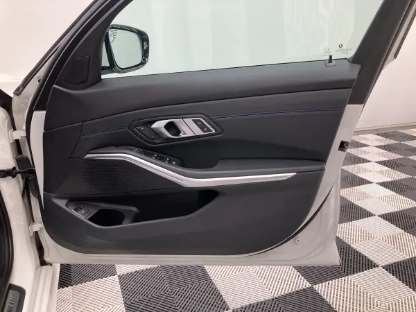 BMW 3 Series 318i M Sport — photo 7